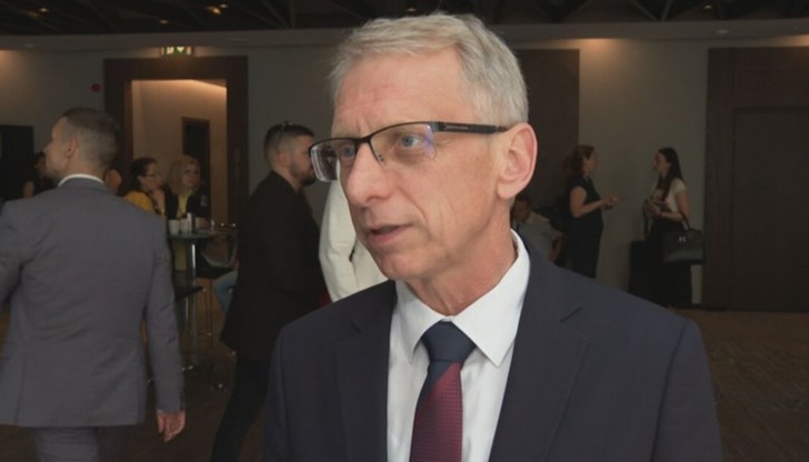 В социалните мрежи се появиха критики към политическите пристрастия на автора, литературната стойност и посланията в творбата В социалните мрежи се появиха критики към политическите пристрастия на автора, литературната стойност и посланията в творбата