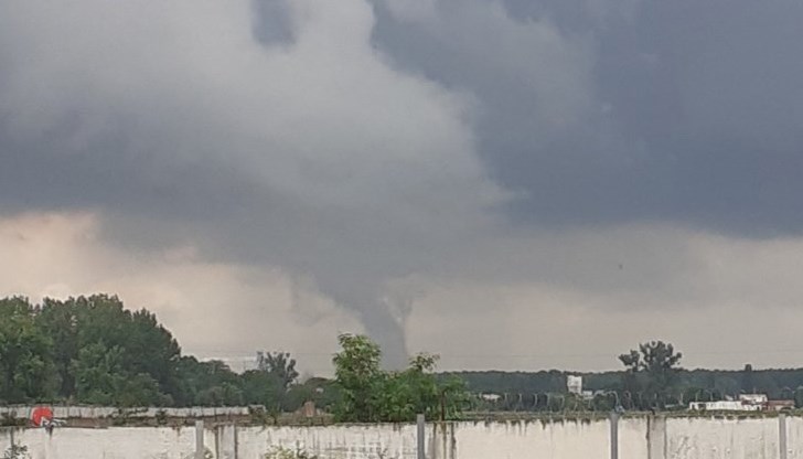 От района на Ямбол се появиха кадри с мощен фуниевиден облак, който според очевидци е докоснал земята под формата на смерч От района на Ямбол се появиха кадри с мощен фуниевиден облак, който според очевидци е докоснал земята под формата на смерч