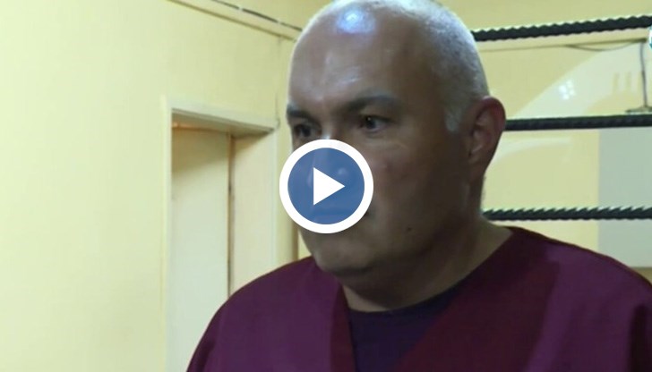 Наложи се да се барикадираме, заяви медикът