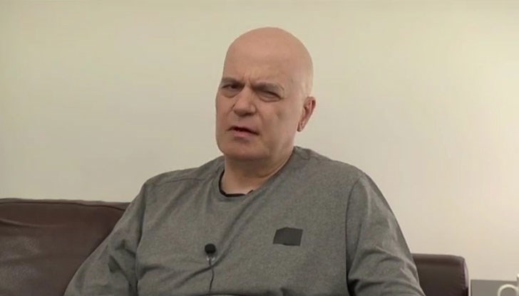 Формално Слави Трифонов не участва в управлението на страната под никаква форма