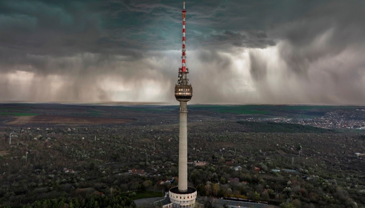 Възможни са и дребни материални щети в района през следващите 2-3 часа.