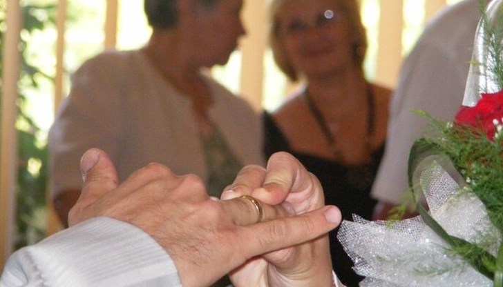 Облякъл ежедневни дрехи и отишъл в църквата, където го очаквала изненадата на живота му