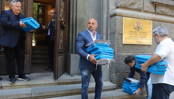 Вносителите са входирали над 110 000 подписа