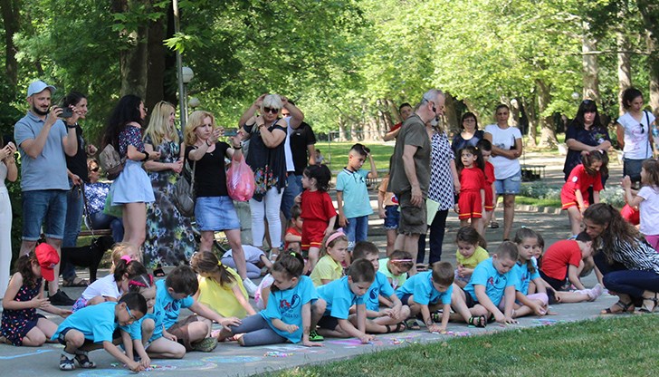 Десетки детски рисунки на асфалт изпълниха днес следобед пространството до Вазата в Парка на младежта