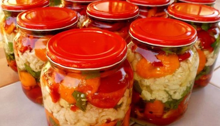 Може да се намери в следните хранителни продукти: плодов сок; туршия; конфитюри; газирани напитки; сода Може да се намери в следните хранителни продукти: плодов сок; туршия; конфитюри; газирани напитки; сода