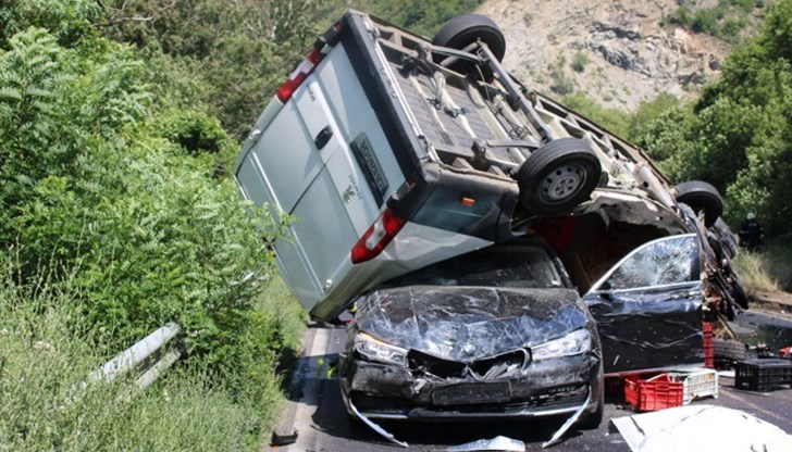 Двама души за загинали при инцидент между лек автомобил БМВ, микробус и товарен автомобил