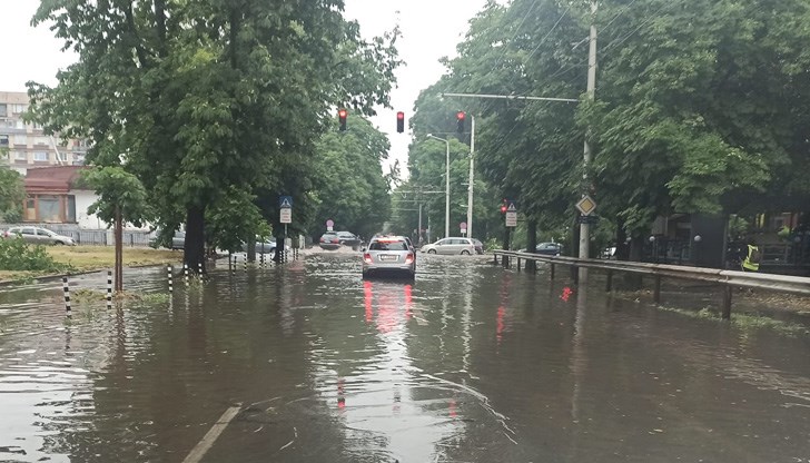 Русе тази сутрин бе ударен от опустошителна буря