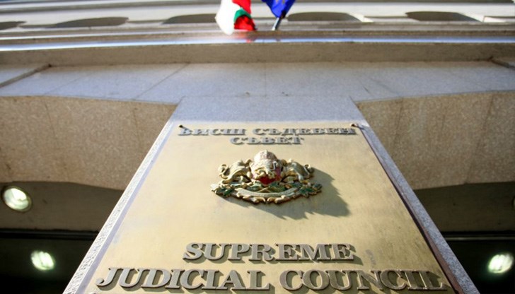 За шестте места се състезават 15 души