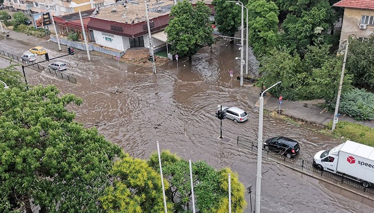 Силен дъжд наводни улиците на Русе тази сутрин