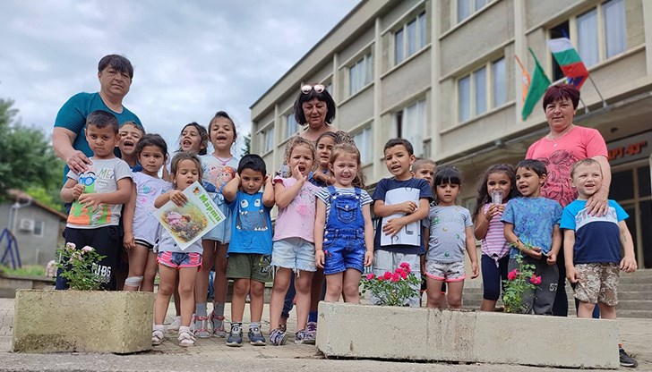 В акцията по засаждане на цветята се включиха и немалко жители на населеното място