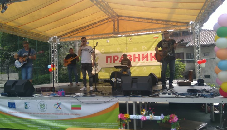 Групата изпя най-хитовите си парчета, популярни кавъри на български изпълнители и групи, като накара публиката буквално да затанцува