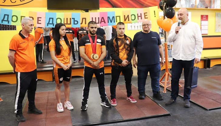 Съотборници от Тежкоатлетически спортен клуб „Русе“ посрещнаха с аплодисменти европейският шампион при мъжете по вдигане на тежести Ангел Русев