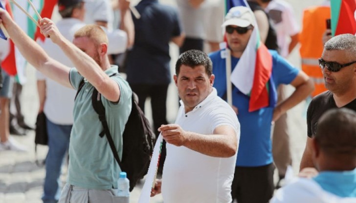 На бул. "Александър Дондуков" са паркирани десетки автобуси