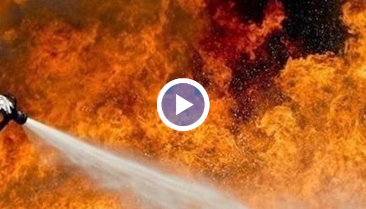 Пламъците се издигат на метри във въздуха