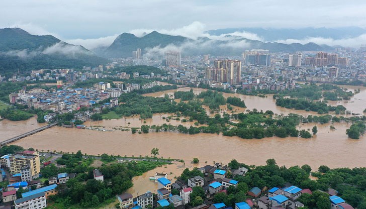 Близо половин милион души са евакуирани от засегнати от дъждовете и наводненията региони