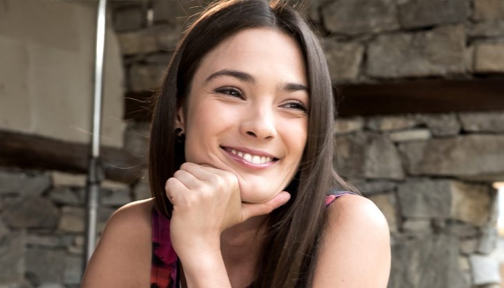 Пак в Русе бе и премиерата - в деня, в който се навърши година от кончината на Лорина. Пак в Русе бе и премиерата - в деня, в който се навърши година от кончината на Лорина.