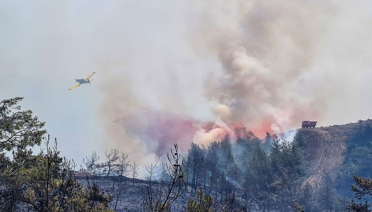 В битката с пламъците по въздуха участват 20 хеликоптера и 14 самолета