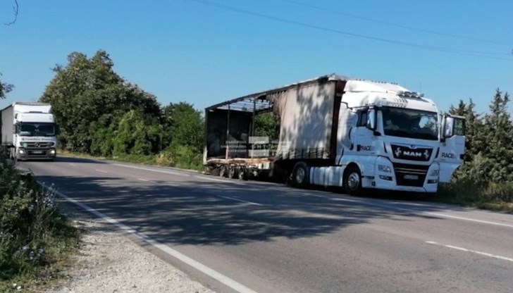 Изгоряло е ремаркето на камион, а бус се преобърна в канавката