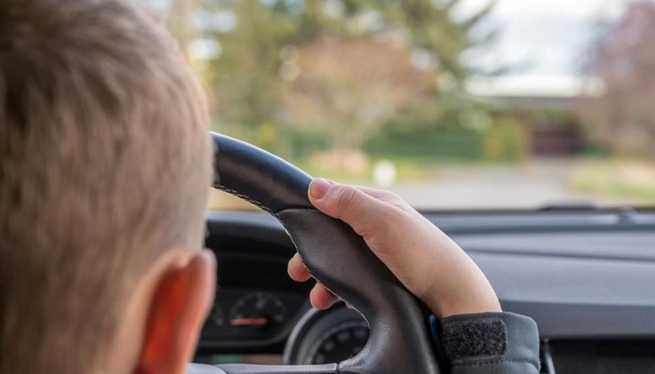 Детето изоставило автомобила, след като горивото свършило