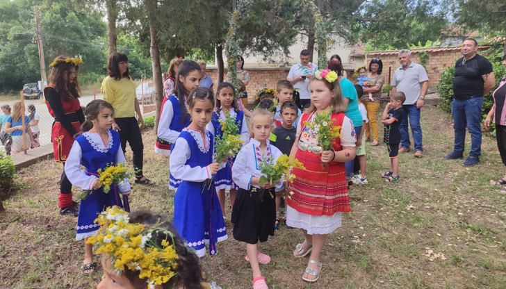 На площада в Караманово се люшна кръшно еньовско хоро
