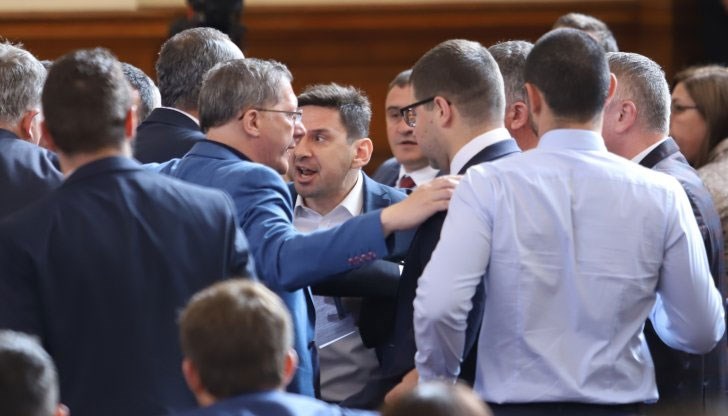 При свирепата политическа конфронтация в НС депутатите вече могат да работят само чрез скрити договорки При свирепата политическа конфронтация в НС депутатите вече могат да работят само чрез скрити договорки