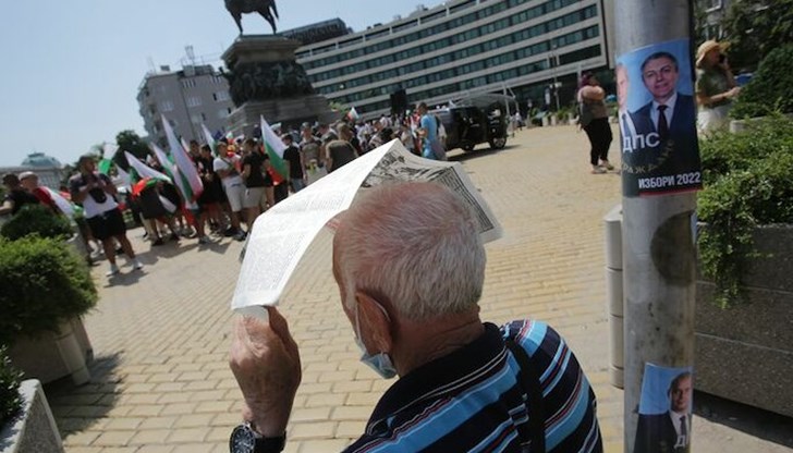 Протестиращите скандират „Оставка“, развяват българските знамена