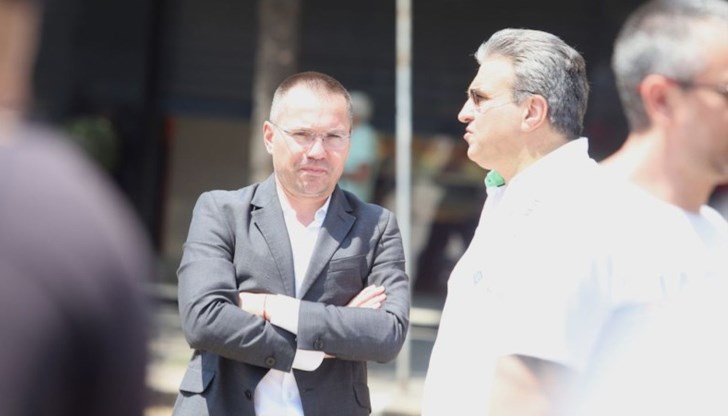 Пред сградата на парламента протестът срещу правителството продължаваше към 13:00 часа, но протестиращите намаляха Пред сградата на парламента протестът срещу правителството продължаваше към 13:00 часа, но протестиращите намаляха