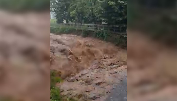 Висок риск от локални наводнения и преливане на реки има на няколко места в страната