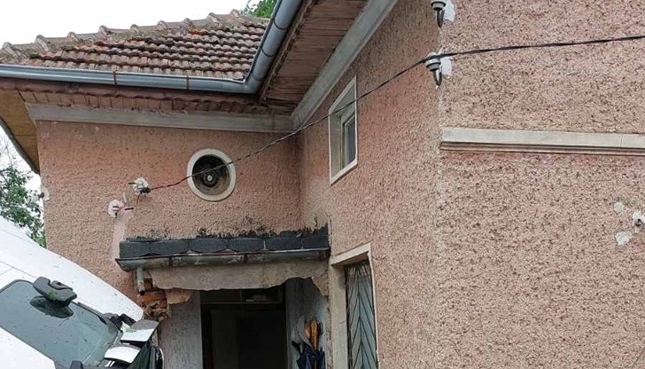 Сградата е частично разрушена Сградата е частично разрушена