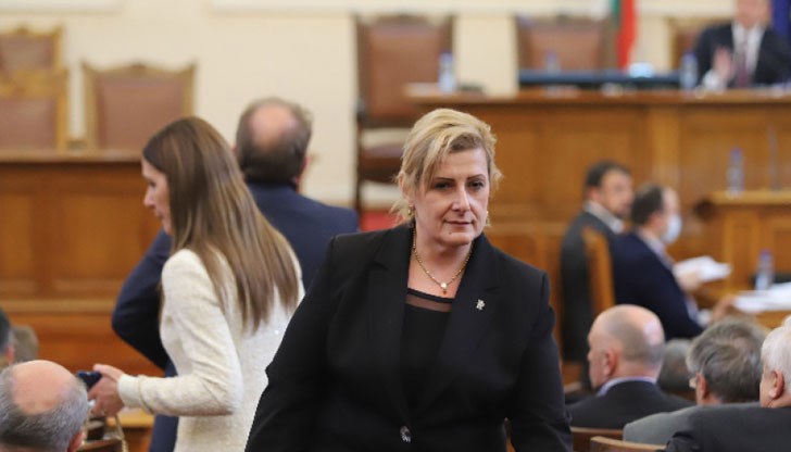 Тя беше единственият отсъстващ от залата депутат, когато се гласуваше вотът на недоверие към кабинета