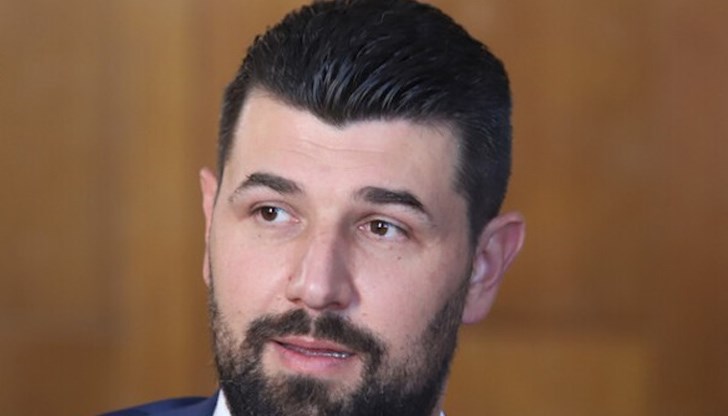 Според председателя на "Граждански демократичен съюз" е странно, че братът на извършителя на този палеж популярният певец Ламбе Алабаковски е служител на МВР Битоля Според председателя на "Граждански демократичен съюз" е странно, че братът на извършителя на този палеж популярният певец Ламбе Алабаковски е служител на МВР Битоля