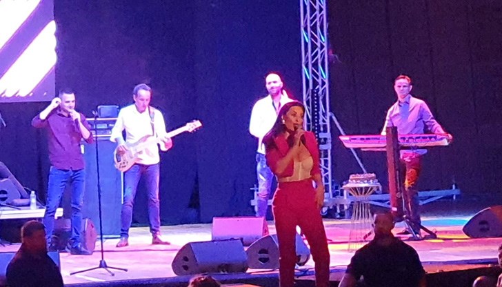 Изпълненията на певицата в комбинация със стилната й визия нажежиха градуса на настроението