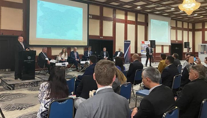 Планиран е ремонт на около 3000 км от републиканската пътна мрежа, припомни регионалният министър