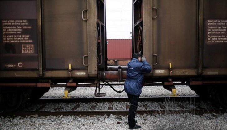Мигрантите често използват жп линиите като посока, докато вървят на север към централна Европа