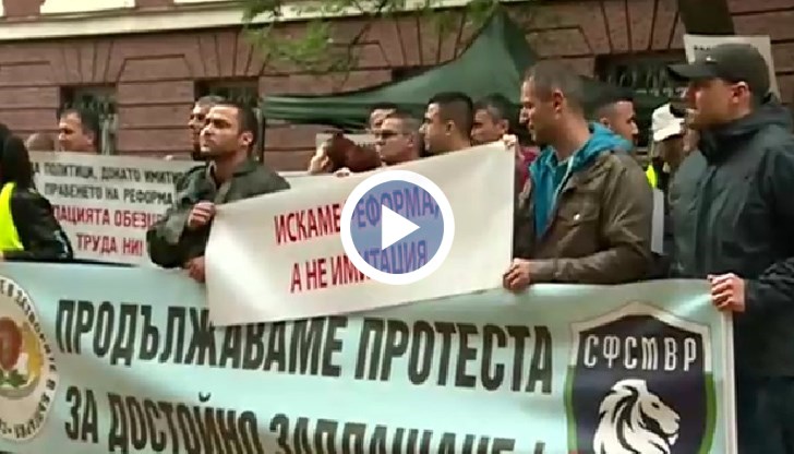 Исканията им остават непроменени, а именно - по-високи заплати, по-добри условия на труд и реформа в полза на гражданите