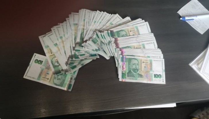 Иззети са около 20 мастербокса цигари без бандерол и парични суми в различна валута с левова равностойност около 100 000 лв.