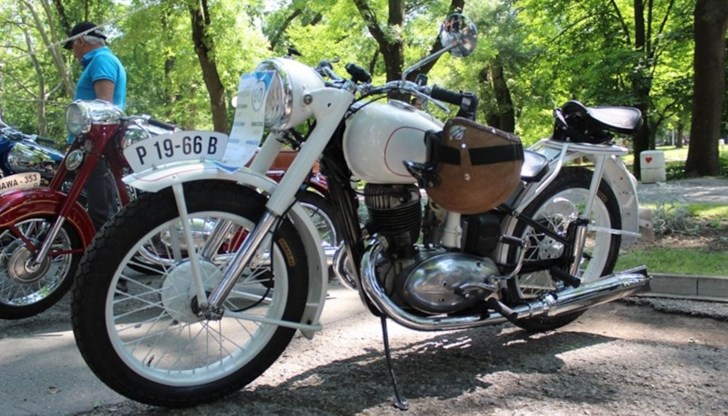 Сред близо 200-та уникални возила бяха  леки и товарни автомобили, кемпери, мотоциклети, велосипеди и детски колички с ретро визия