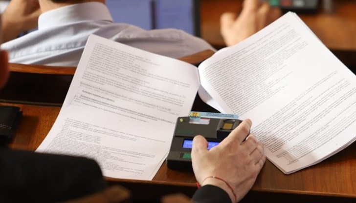 След разгорещени дебати днес депутатите приеха отстъпката за горивата от 25 стотинки на литър След разгорещени дебати днес депутатите приеха отстъпката за горивата от 25 стотинки на литър