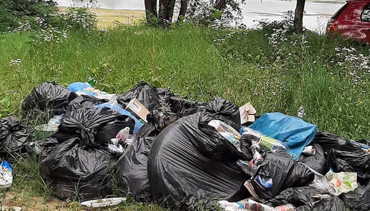 В момента непосредствено до бреговата ивица на река Дунав са струпани десетки чували с отпадъци, събрани от доброволци, които почистиха местността