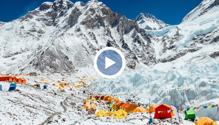 Алпинисти споделят, че в базовия лагер все по-често се появяват пукнатини, докато спят