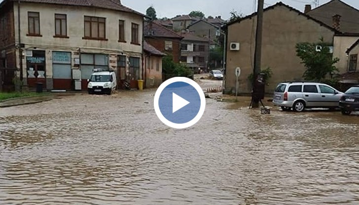 В Трявна улиците са наводнени, още не е обявено обаче бедствено положение