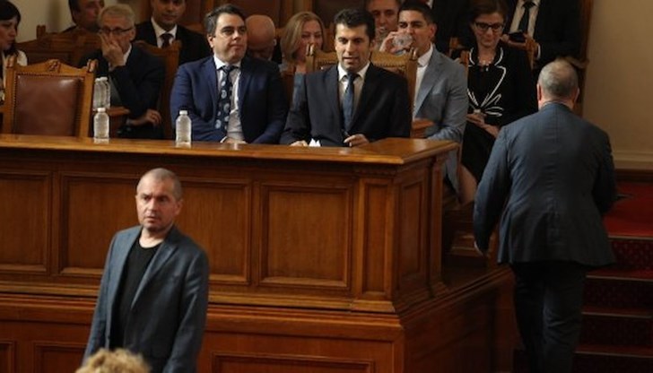 Защо Слави Трифонов потопи страната в нова правителствена криза? Защо Слави Трифонов потопи страната в нова правителствена криза?