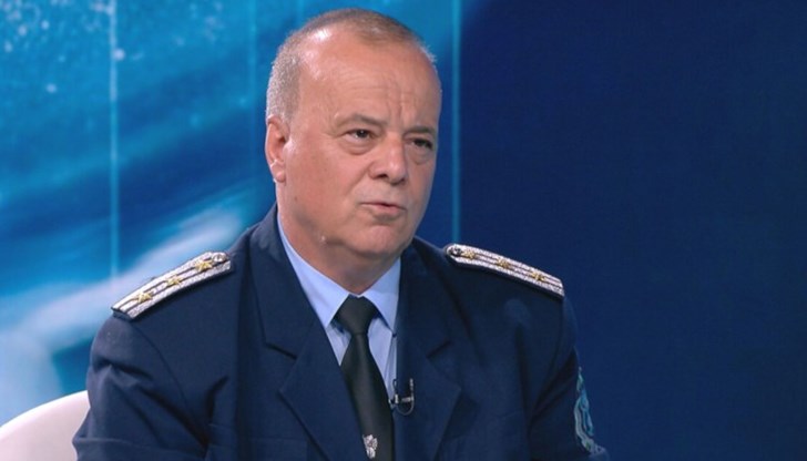 В качеството му на началник на "Охранителна полиция" в Асеновград Тенев беше задържан и му беше повдигнато обвинение за престъпление по служба и незаконно държане на боеприпаси