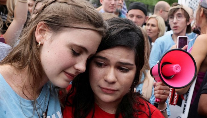 Протестиращите скандираха лозунги "Долу ръцете от абортите" и "Спрете войната срещу жените"