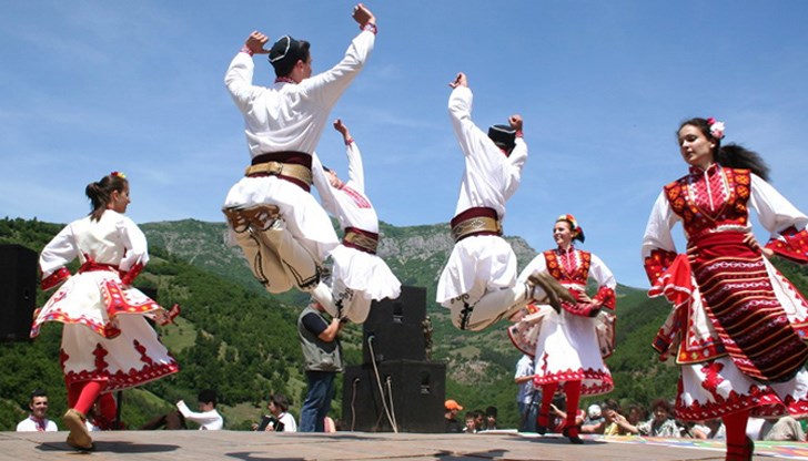Да бъдем горди със своето фолклорно наследство и с достойнство да го предаваме на децата и внуците си, за да остане за поколенията!
