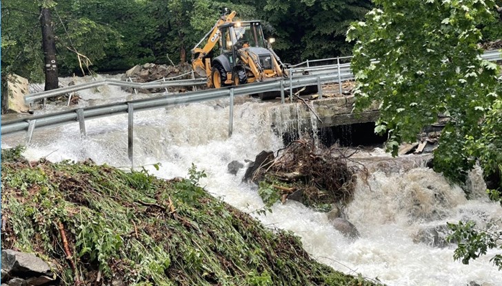 На два от завоите водата преминава през пътното платно и разрушава настилката, има и пропадане на част от пътя