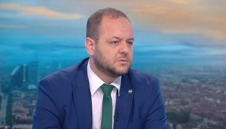 Слави живее в малко фалшив и нереален свят и взима решения на база на емоциите