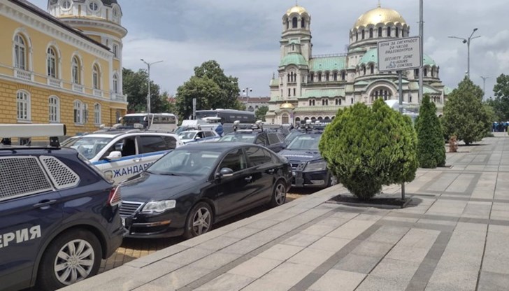 Десетки автомобили на охранителна полиция и жандармерията са отцепили сградата на Народното събрание