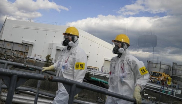 Повече от 300 000 души, живеещи в близост до атомната централа, бяха принудени временно да се евакуират, а хиляди други направиха това доброволно