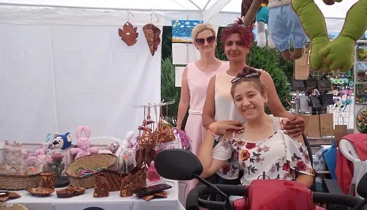 20-годишната Теодора е с диагноза парализа на краката и лявата ръка 20-годишната Теодора е с диагноза парализа на краката и лявата ръка